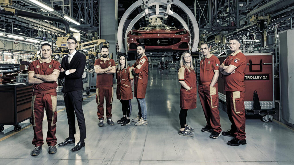 En grupp personer står i en fabrik. (AI text)