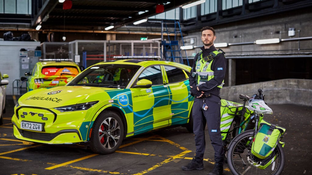 En man och en kvinna står bredvid en bil. (AI text)