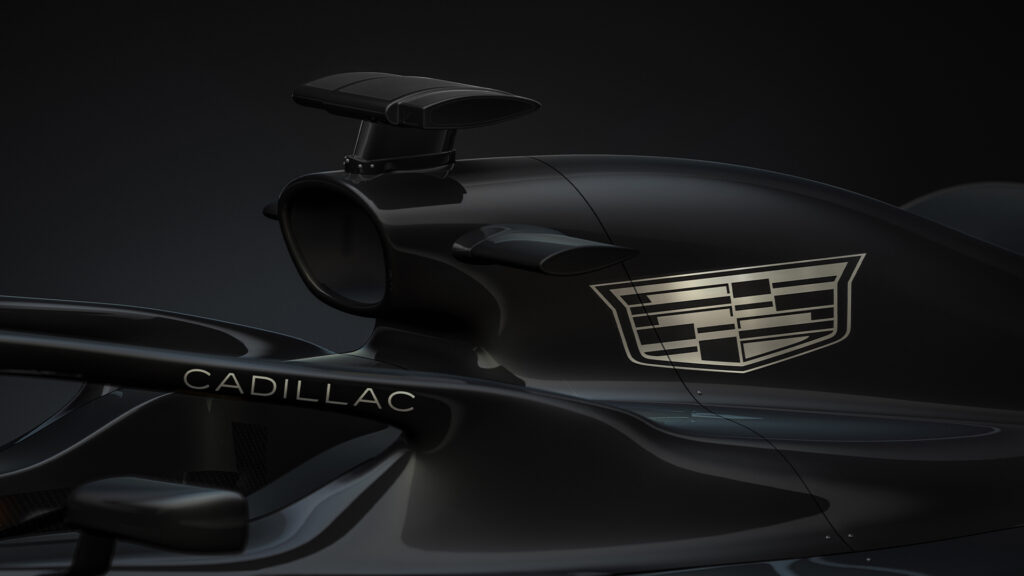 Cadillacs F1-bil är svart och har ett logo på sidan. (AI text)
