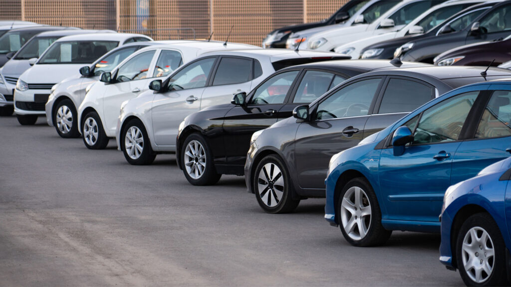 En rad bilar parkerade i en garageplats (AI text)