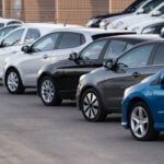 En rad bilar parkerade i en garageplats (AI text)