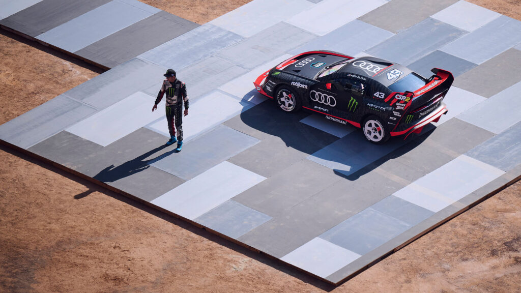 En person står på en plattform framför en bil. (AI text)