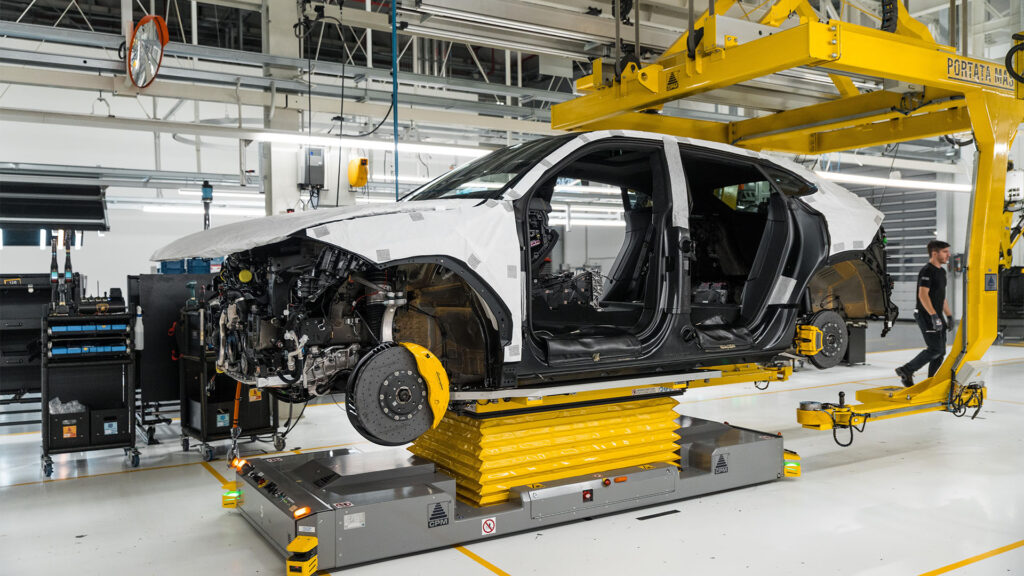 En bil sätts ihop i en fabrik. (AI text)