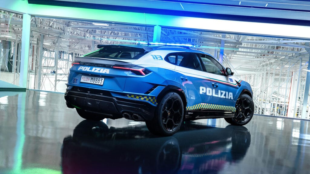 En polisbil parkerad i en parkeringsplats. (AI text)