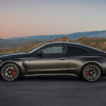 BMW M4 coupé i öknen (AI text)