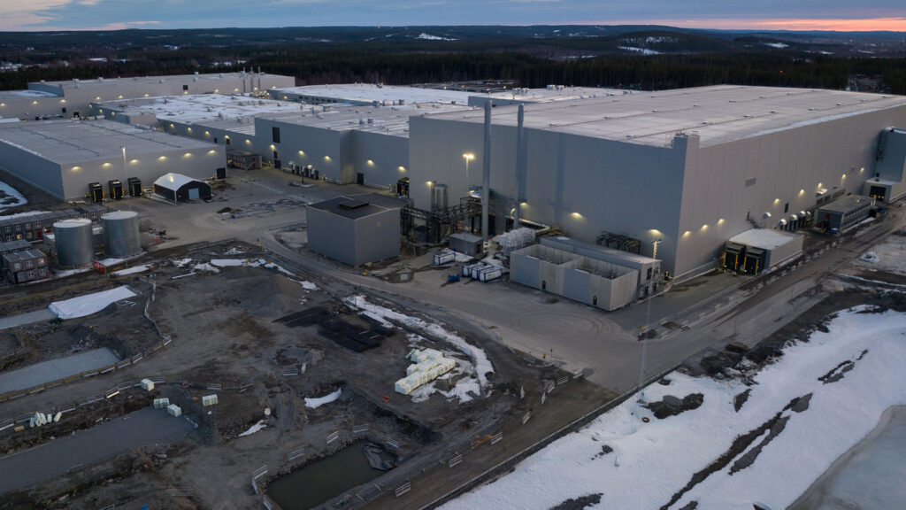 En fabrik i snö. (AI text)