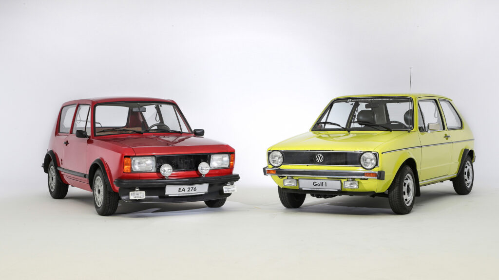 En grupp bilar i en studioscenariobyggnad. (AI text)