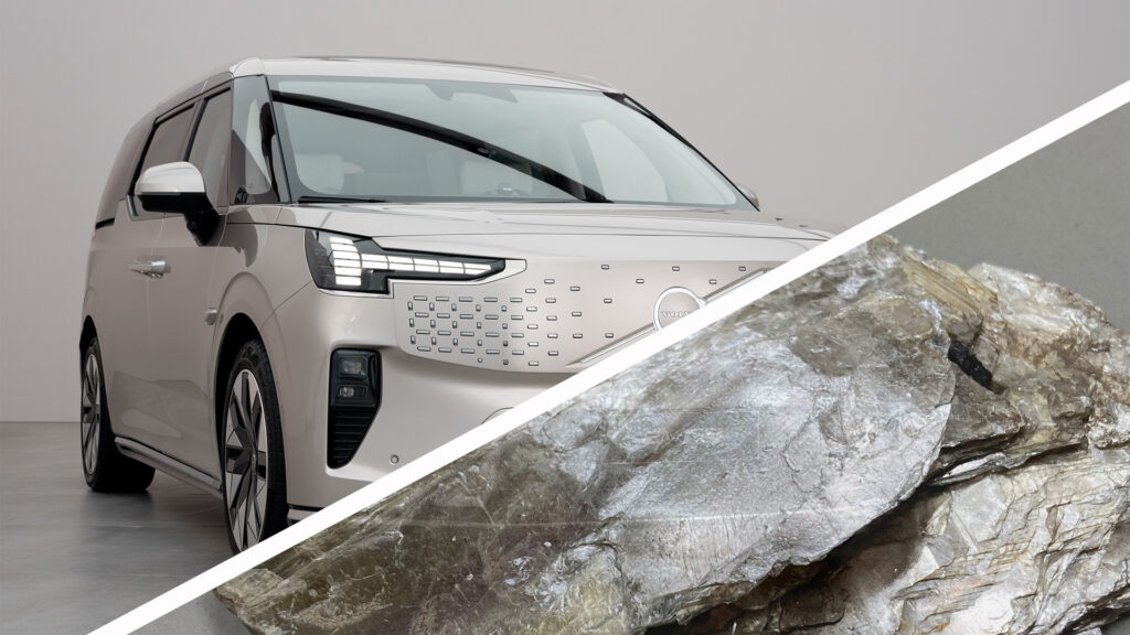 En bil står parkerad bredvid en sten. (AI text)