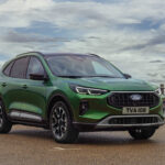 En kvinna går förbi en bil framför ett byggnad. (AI text)