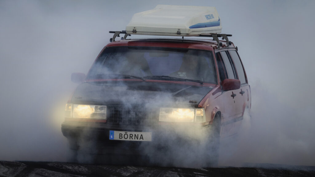 en SUV kör genom en dammig väg (AI text)