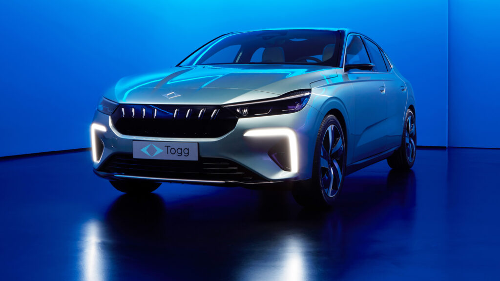 En bil visas i en mörk rum. (AI text)