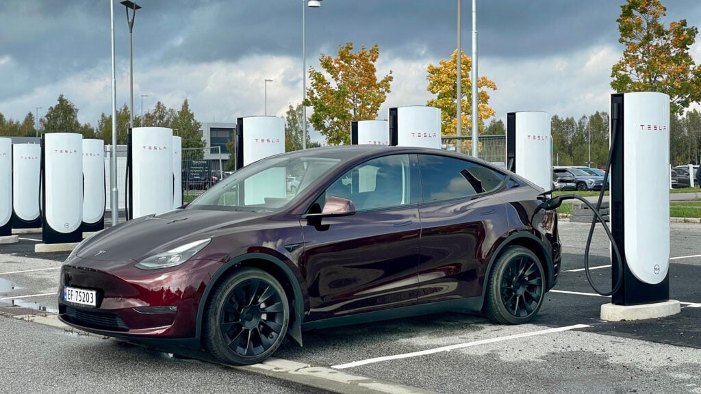 Tesla Model Y laddar på en elbilsladdstation. (AI text)