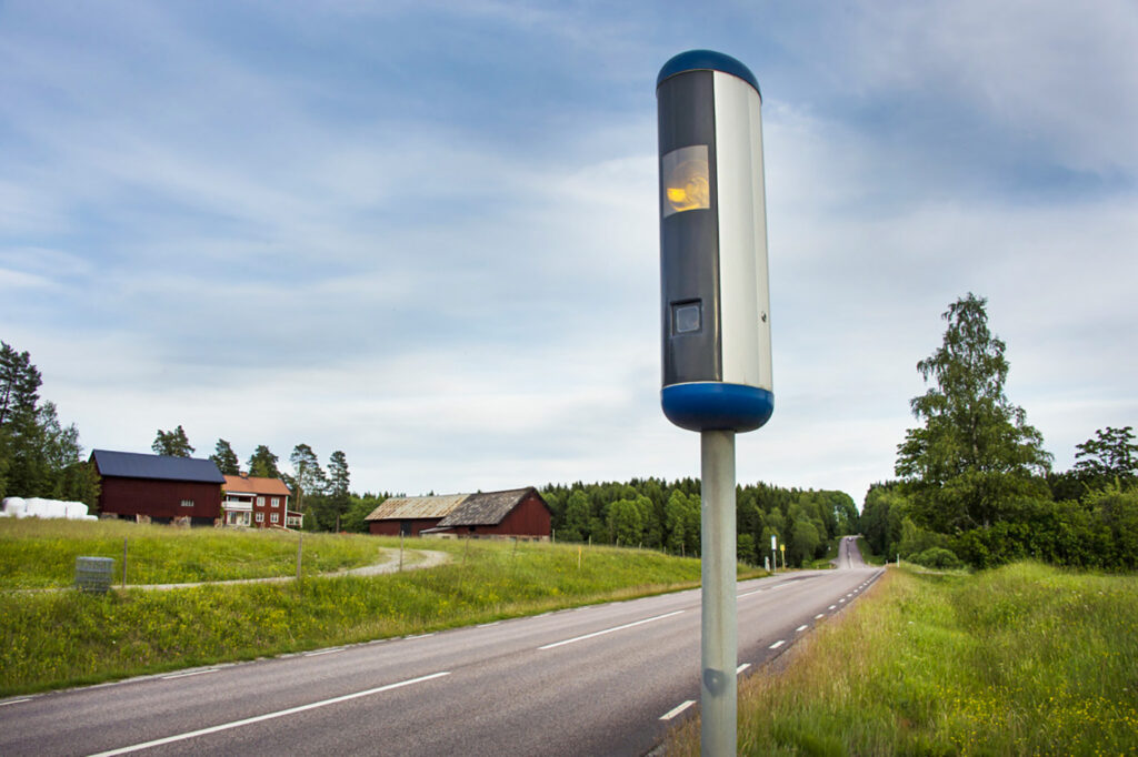 En vägbank med en ljusrött skylt (AI text)