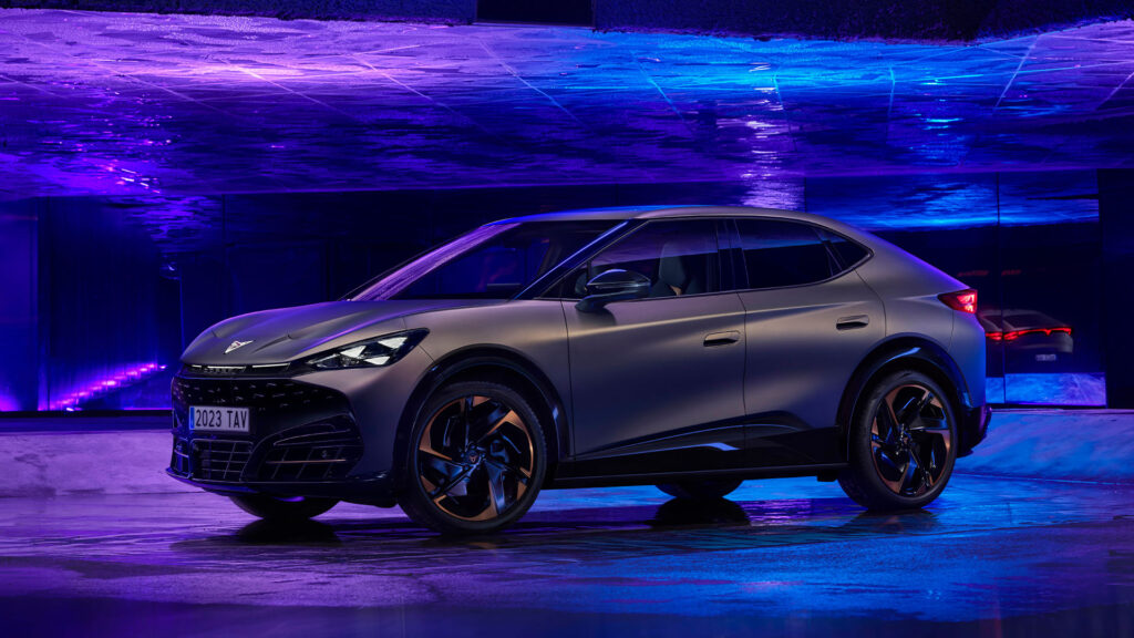 En SUV visas i en mörk rum. (AI text)