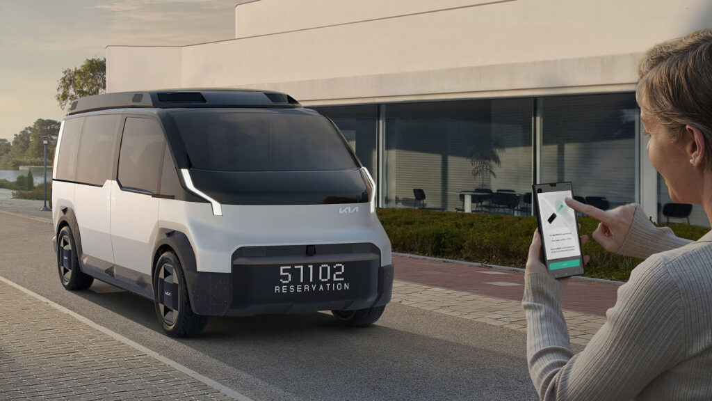 En kvinna står bredvid en bil. (AI text)