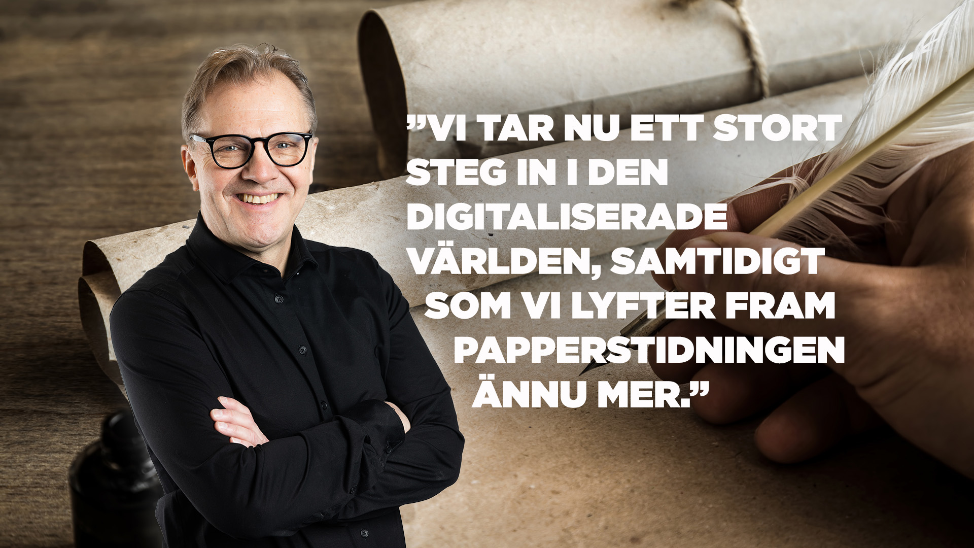 En man som håller en penna och papper i handen. (AI text)