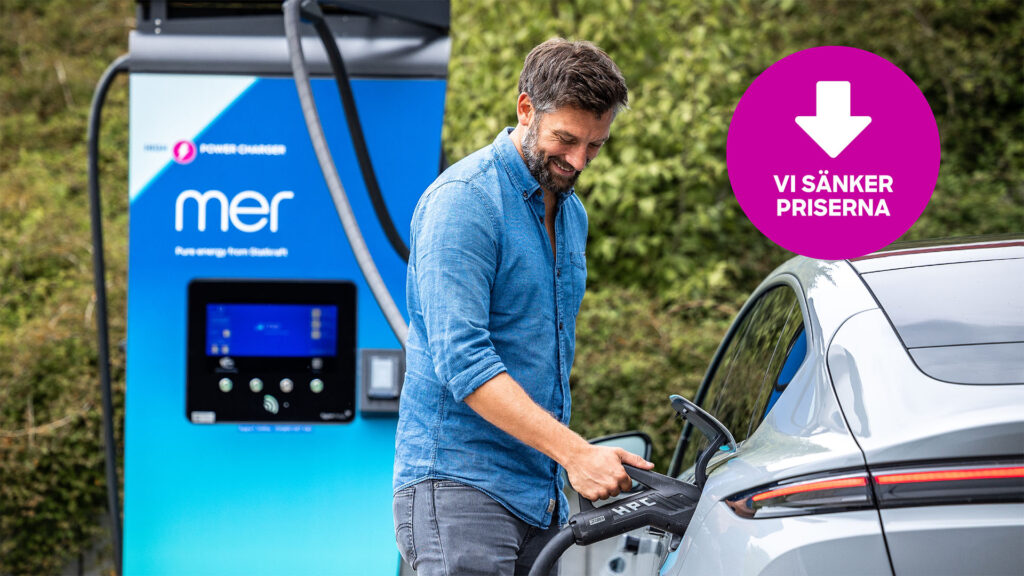 En man fyller på sin elbil vid en bensinstation. (AI text)