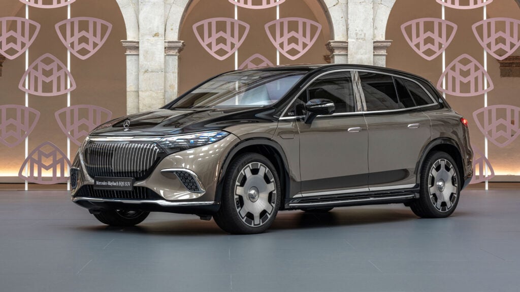 Mercedes-Benz E-klass-konceptbil i en rummilägenhet (AI text)