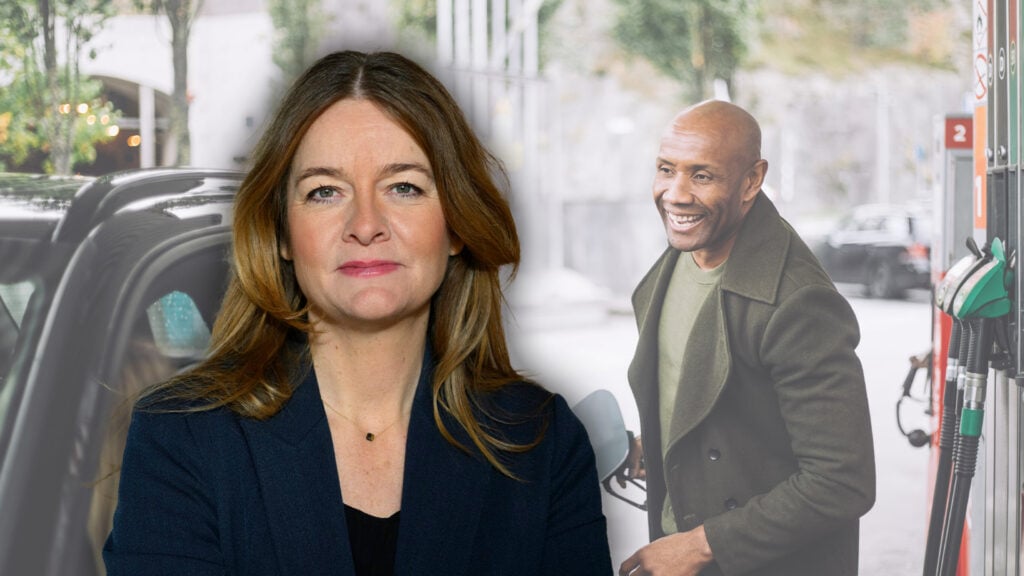 En kvinna och en man står bredvid en bil. (AI text)