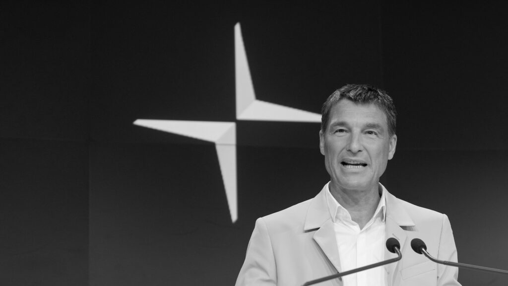 En man talar från ett podie. (AI text)