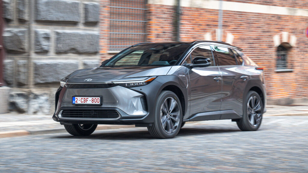 Den nya Toyota-hybriden H2 kör nerför en grusgata (AI text)