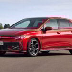 Volkswagen Golf GTI R står parkerad på en start- och landningsbana. (AI text)