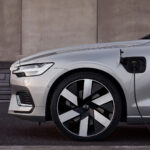 Volvo S60-elbil står parkerad framför ett byggnad. (AI text)