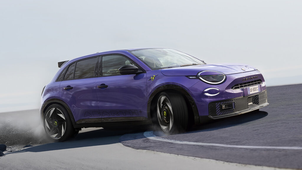 En lila SUV kör nerför en väg. (AI text)