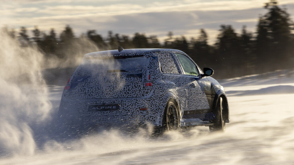 En bil kör genom snö. (AI text)