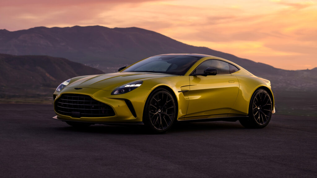 En gul Aston Martin Vantage sportbil parkerad på en öde väg. (AI text)