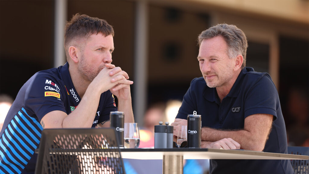 En grupp personer sittande vid ett bord (AI text)