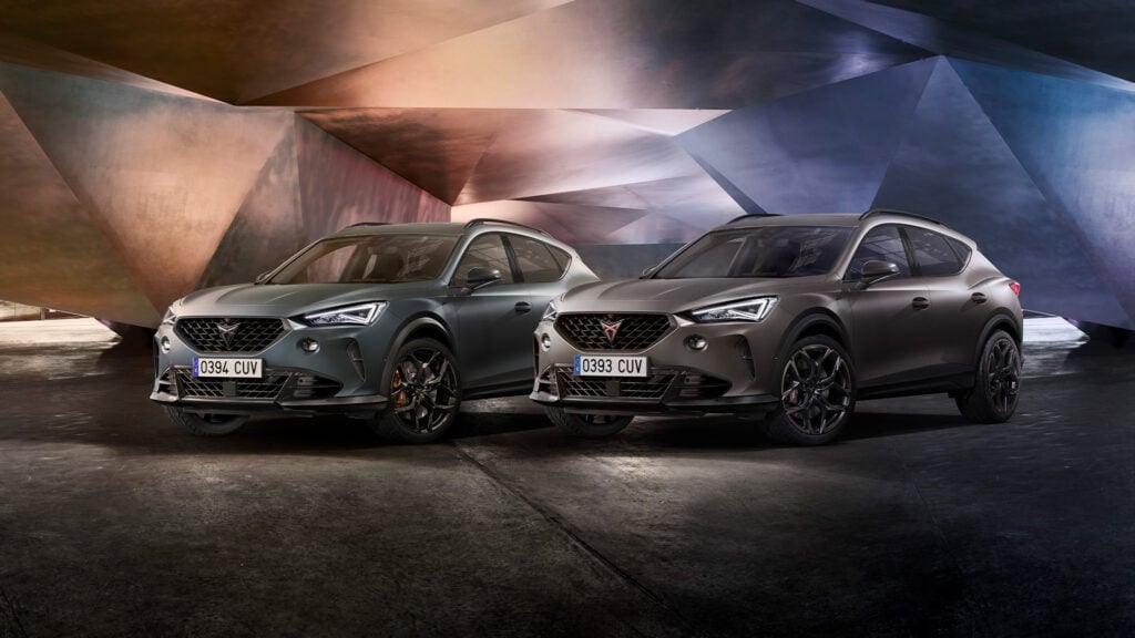 En grupp personer i ett rum med en bil. (AI text)