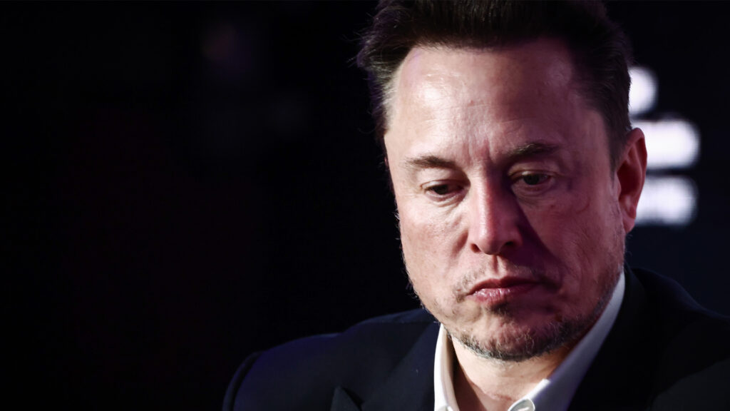 Elon Musk sittande i en konferensrum (AI text)