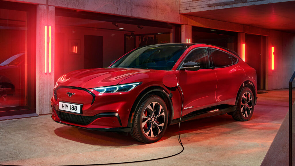 En röd SUV parkerad i en parkeringsplats. (AI text)