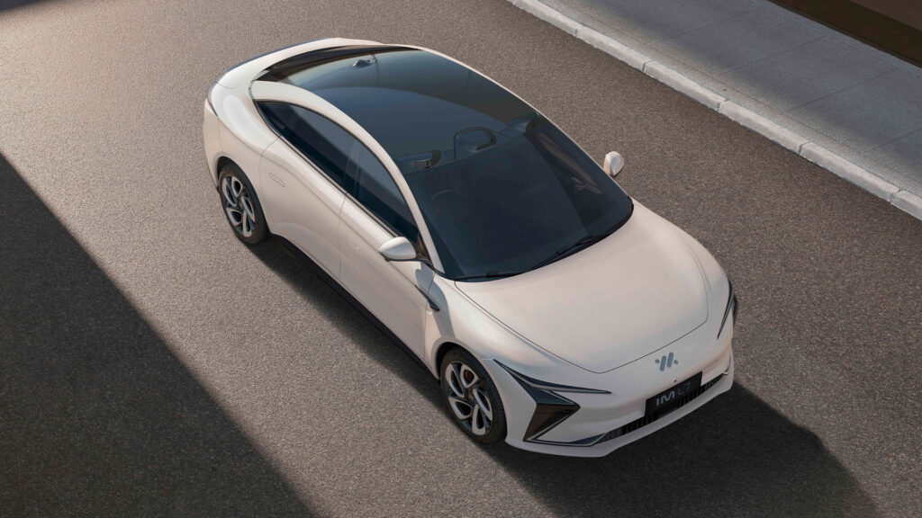 En vit Toyota Ioniq parkerad på en gata. (AI text)