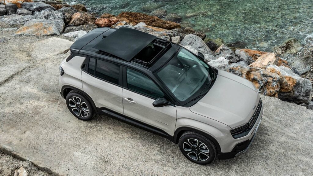 En Volkswagen Taar Cross SUV parkerad vid en klipprig kust. (AI text)