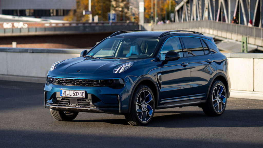 En blå SUV parkerad på en bro. (AI text)