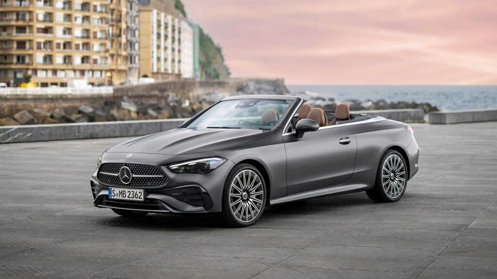 2019 Mercedes E-klass cabriolet parkerad framför ett byggnad. (AI text)