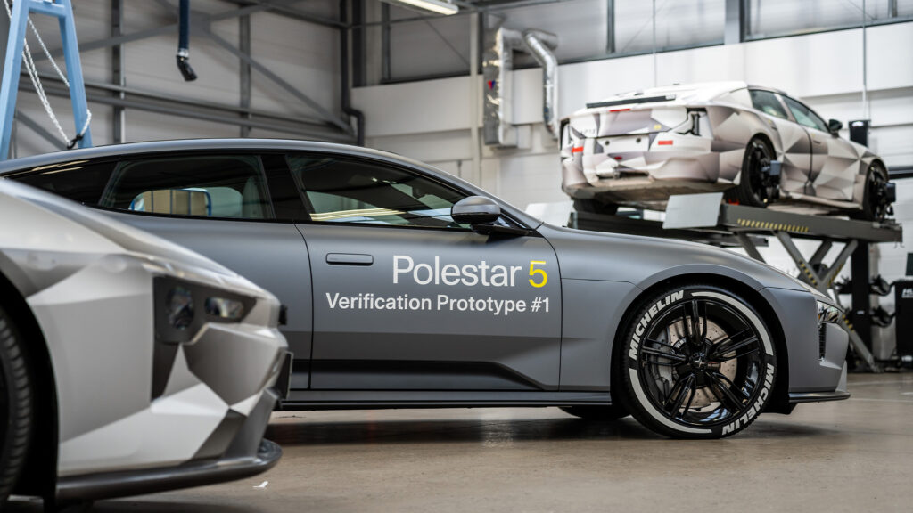 En Porsche Cayman GTS i en fabrik. (AI text)