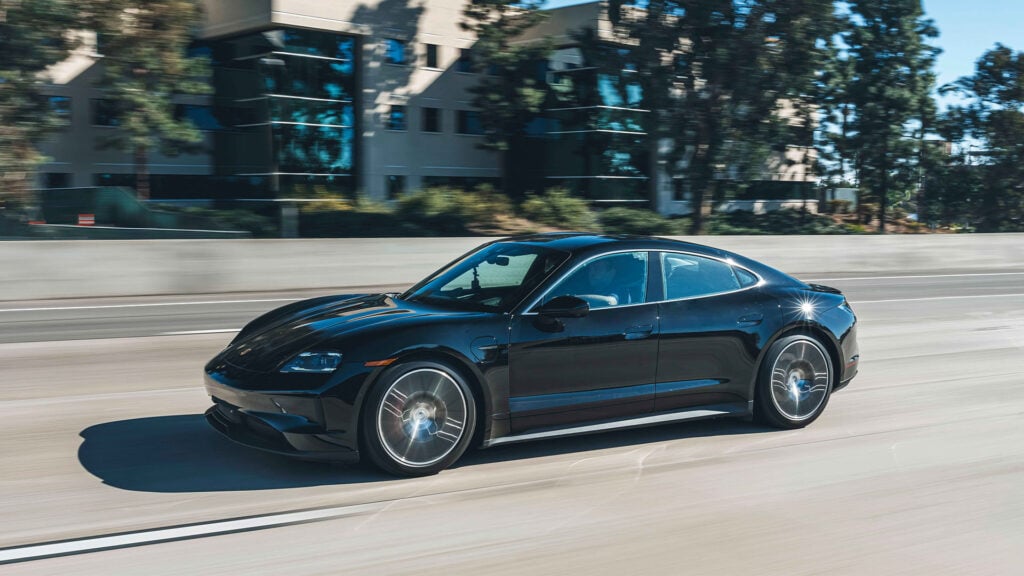 En svart Porsche Panamera kör nerför en motorväg. (AI text)