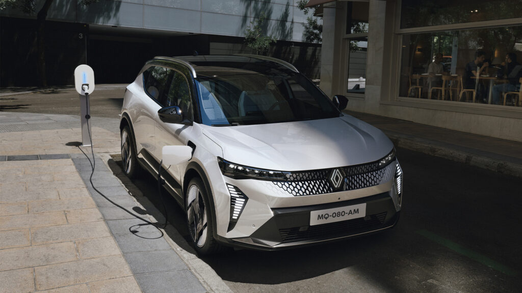 En bil står parkerad på en gata. (AI text)