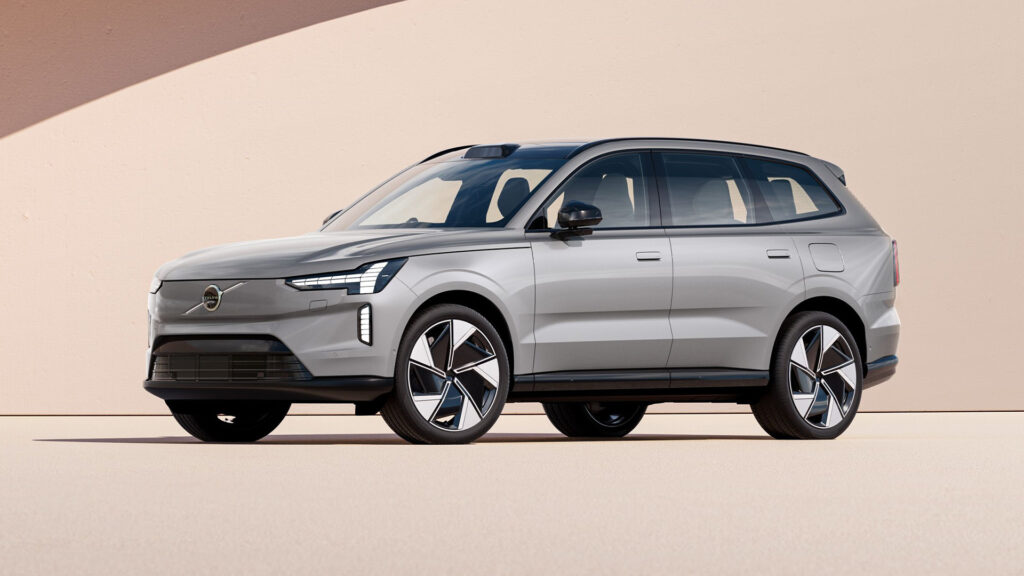 Volvo XC90-terrängbilen visas framför en ljusbeige vägg. (AI text)