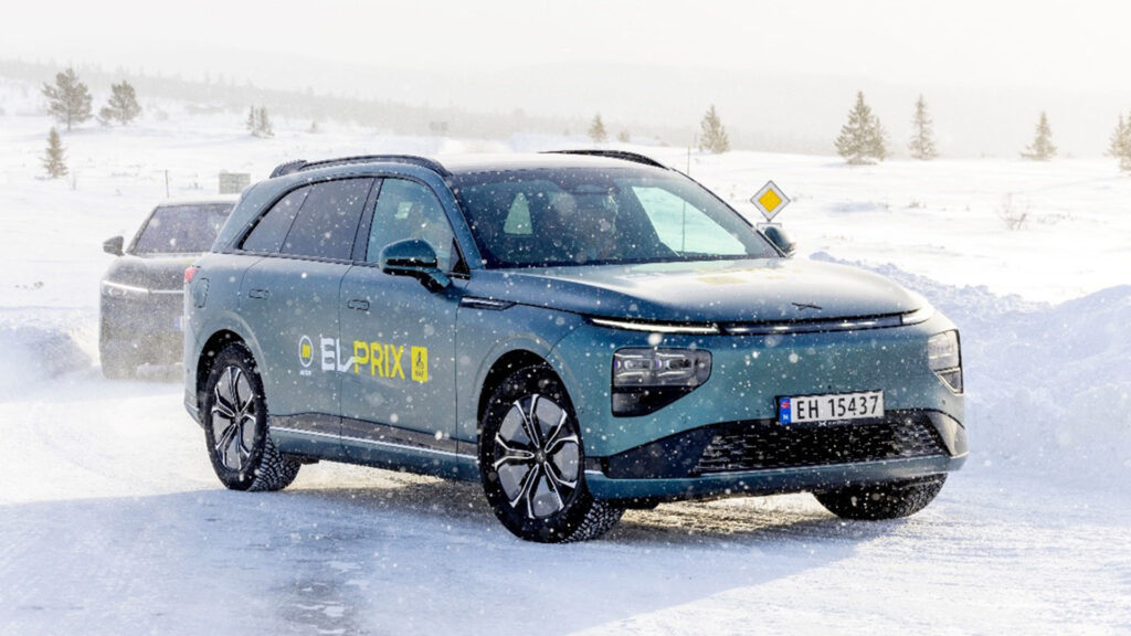 en bil kör på en snöig väg (AI text)