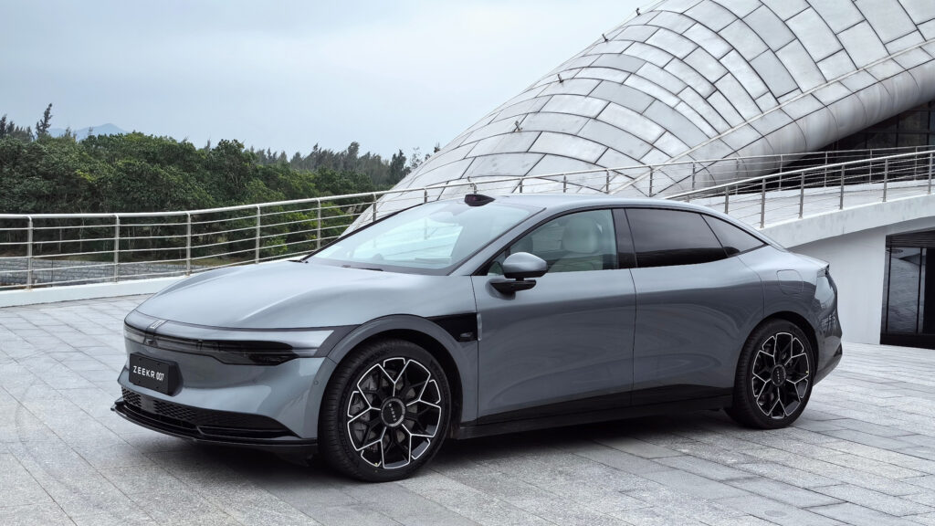 En bil parkerad framför ett byggnad. (AI text)