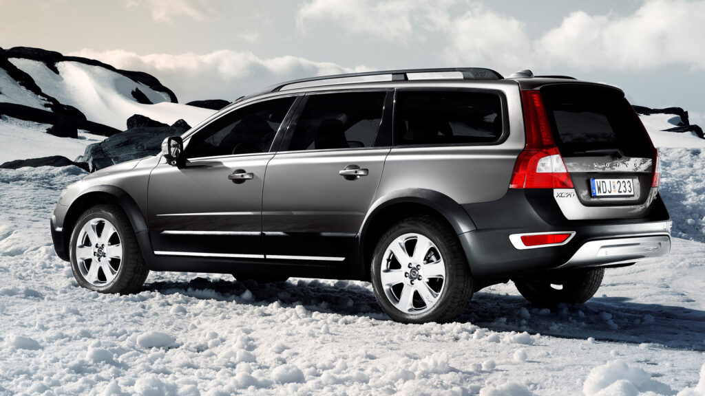 En Volvo XC90-SUV parkerad i snön. (AI text)