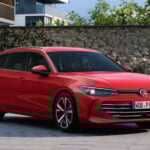 En röd Volkswagen Golf parkerad framför ett modernt hus. (AI text)