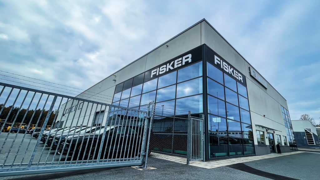 En bilställning med en skylt som säger Fender. (AI text)