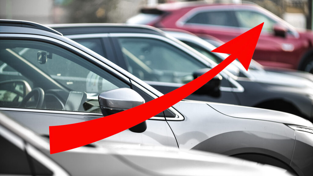 En bilstation där bilar står parkerade i parkeringen. (AI text)