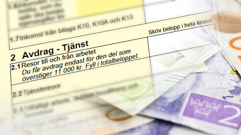 En bil står parkerad på en gata. (AI text)