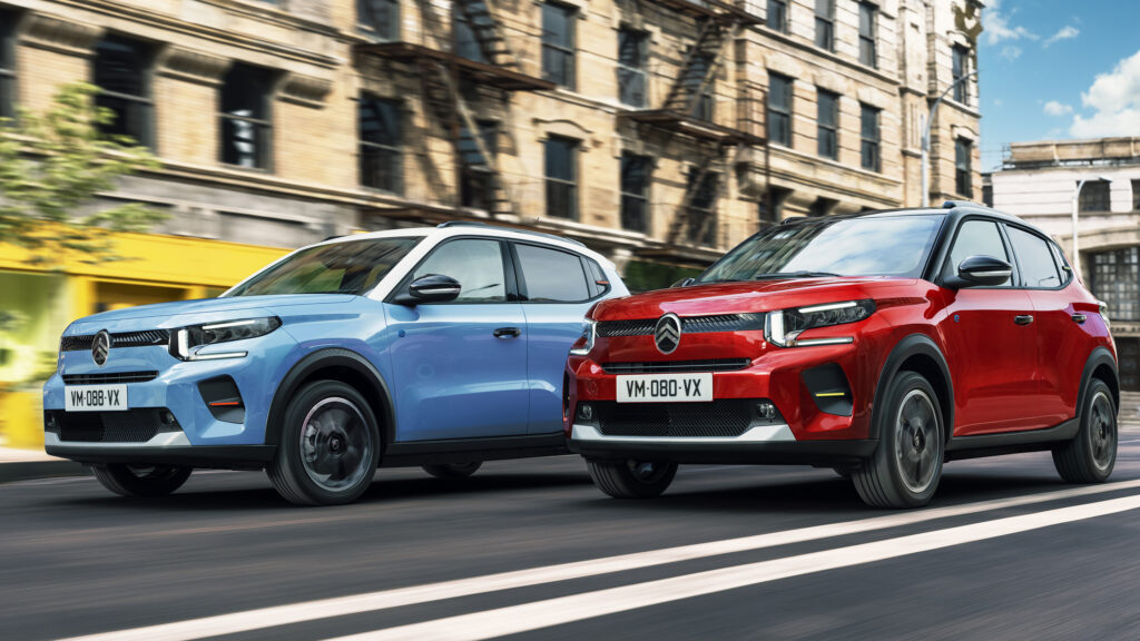 Bilar kör längs en stadsgata. (AI text)